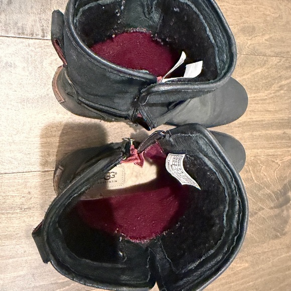 UGG Simmen Black Leather Boots - Picture 5 of 6